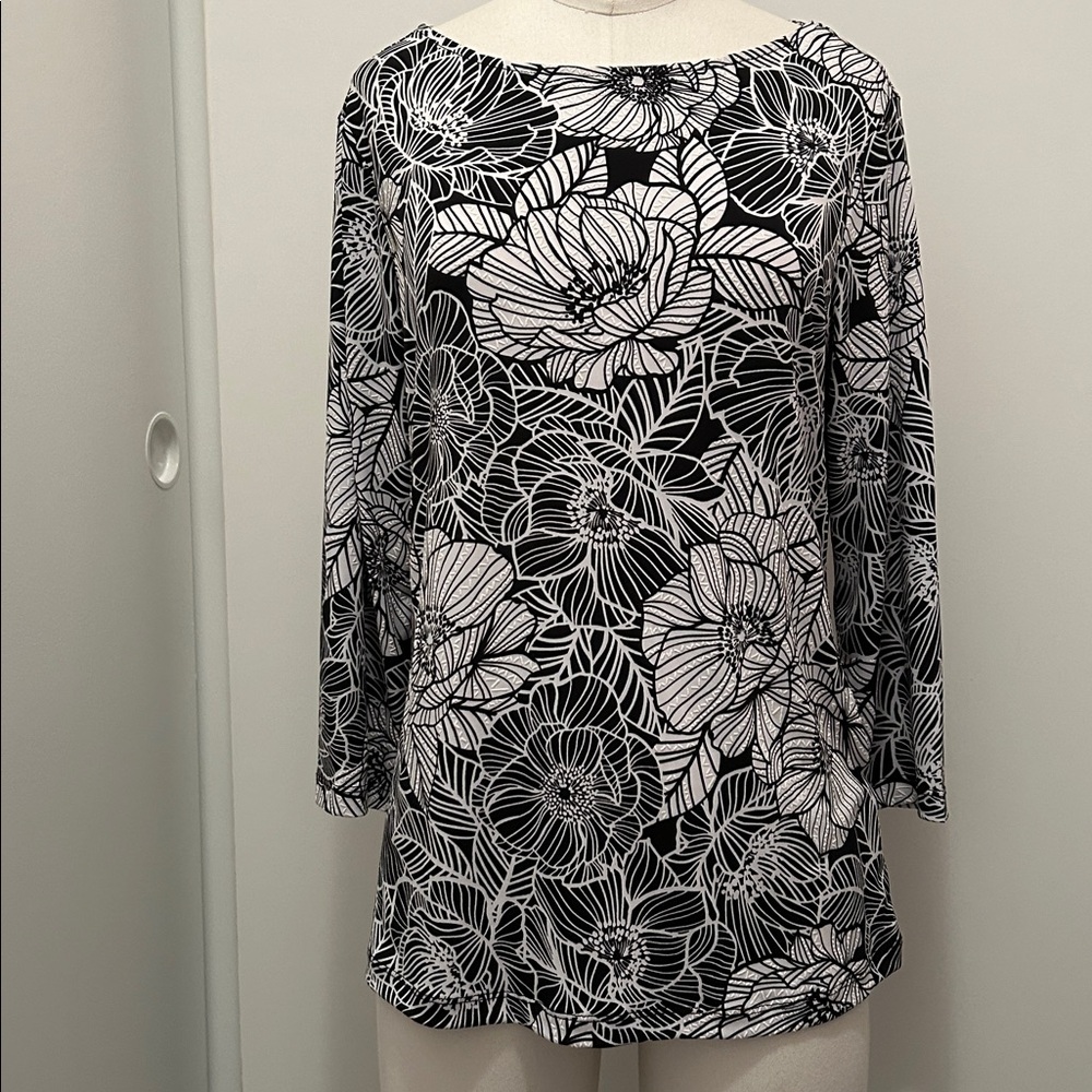 NEW WITH TAGS RUBY Rd. Petite Black & White Raised Print Floral Top